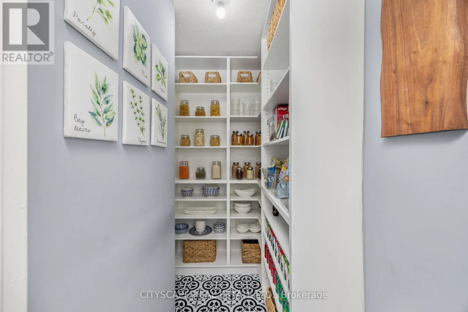 810 - 1 ROYAL ORCHARD BOULEVARD