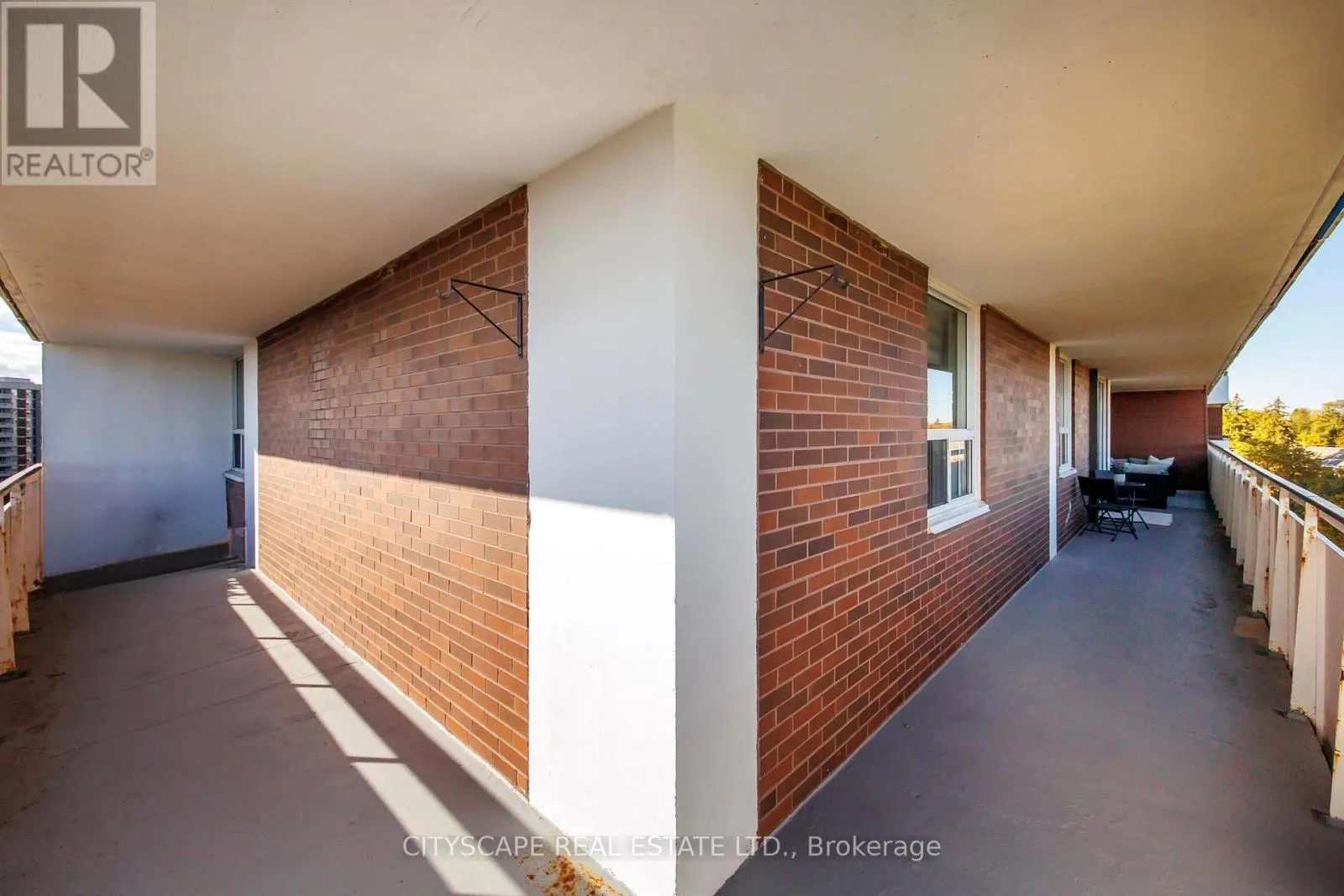 810 - 1 ROYAL ORCHARD BOULEVARD