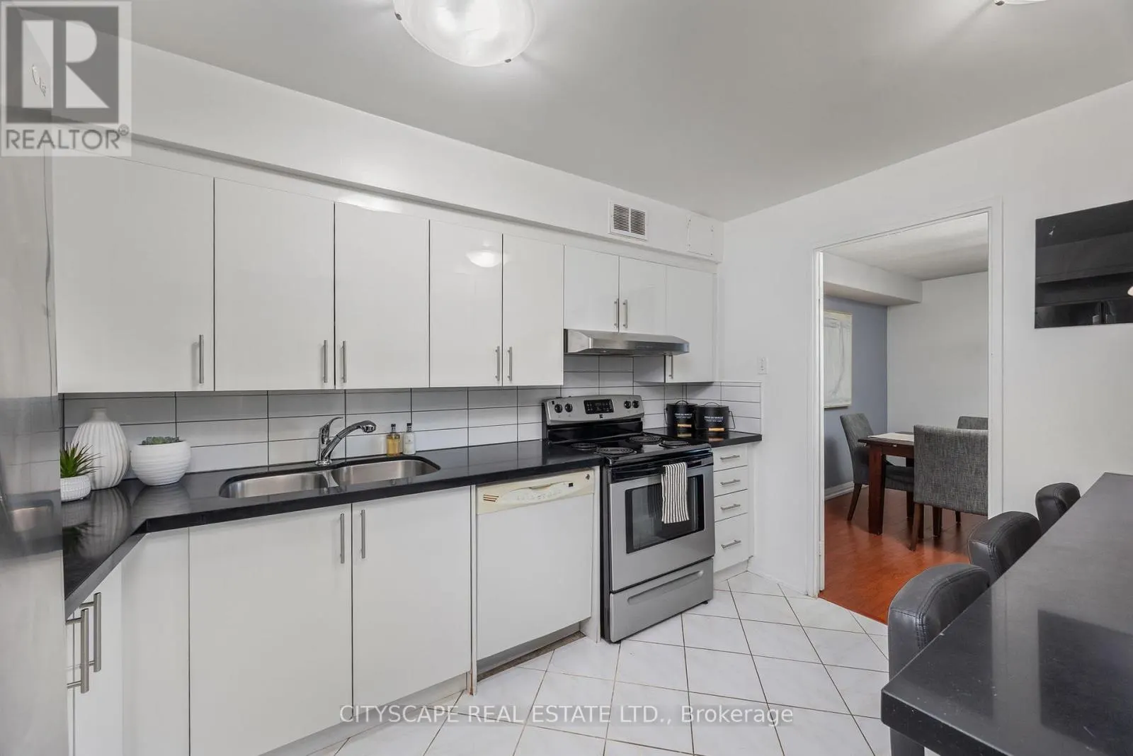 810 - 1 ROYAL ORCHARD BOULEVARD