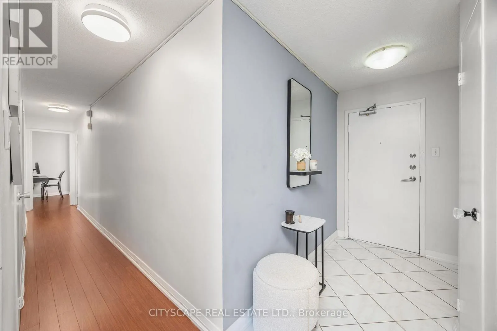 810 - 1 ROYAL ORCHARD BOULEVARD