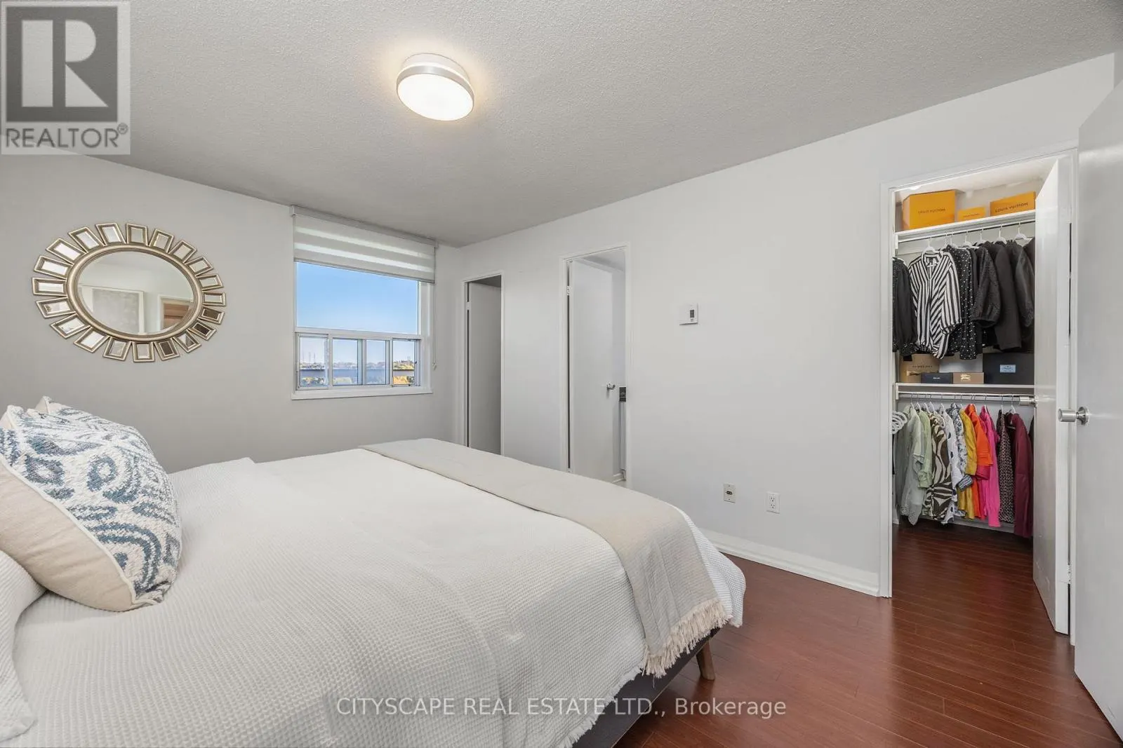 810 - 1 ROYAL ORCHARD BOULEVARD