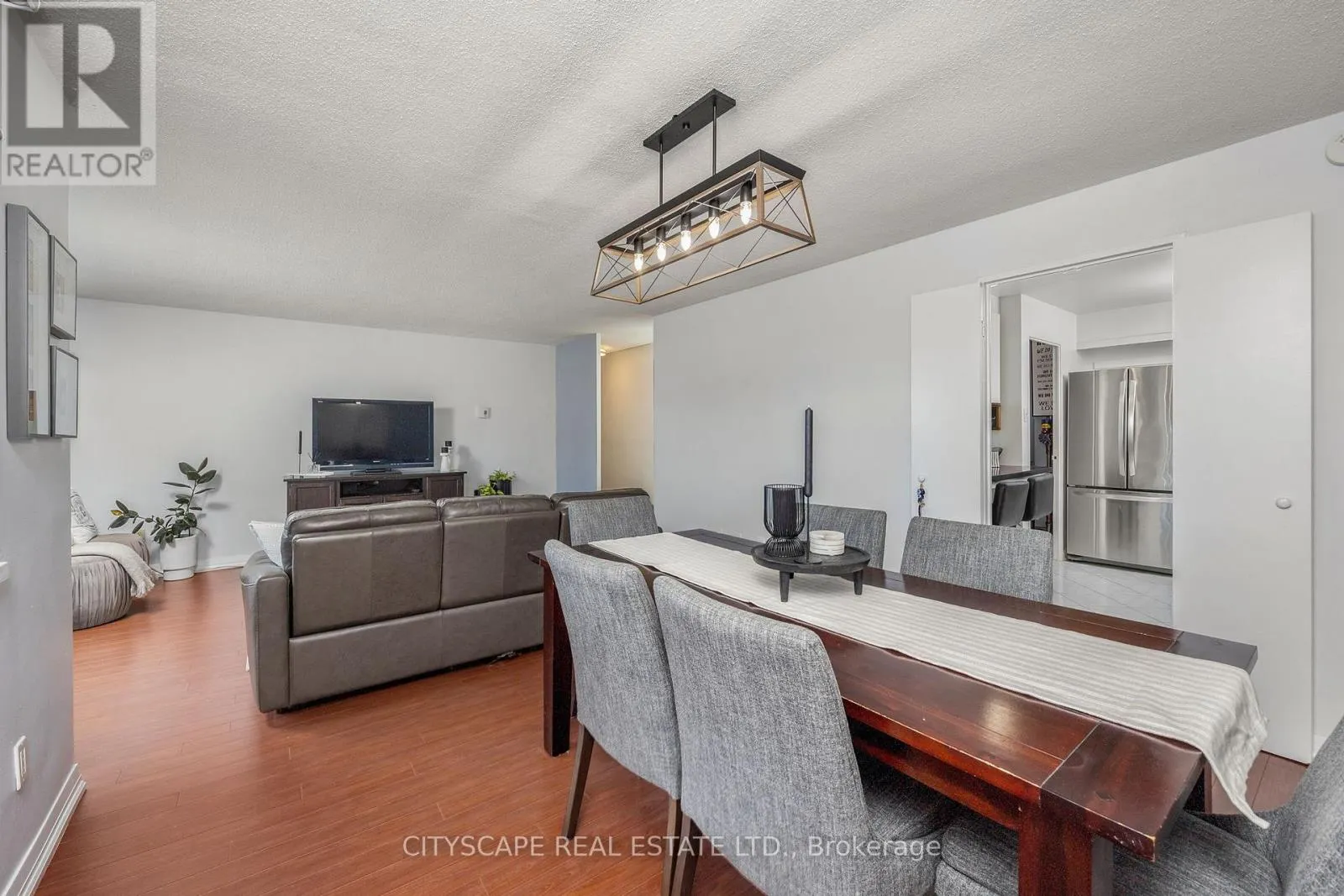 810 - 1 ROYAL ORCHARD BOULEVARD