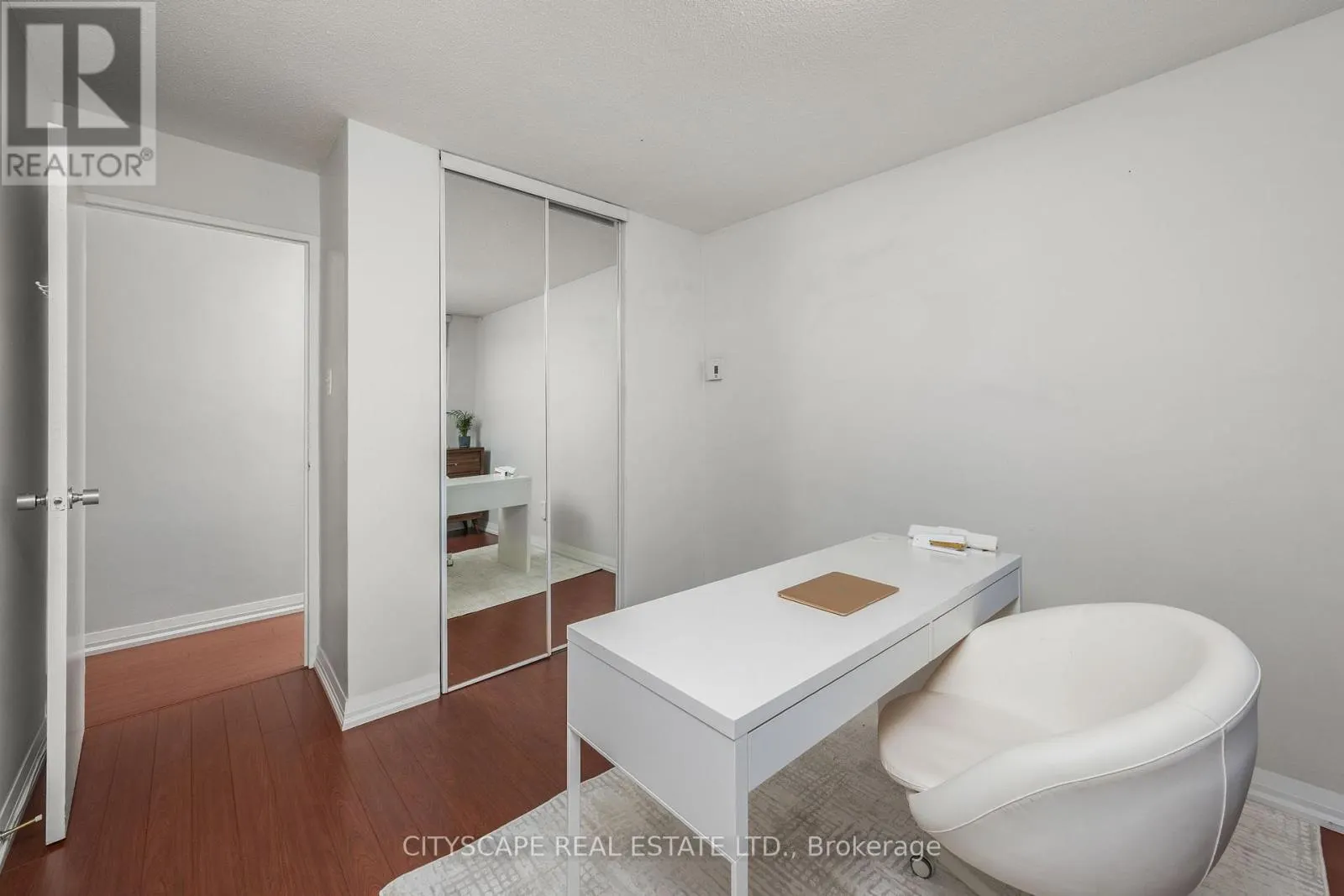 810 - 1 ROYAL ORCHARD BOULEVARD