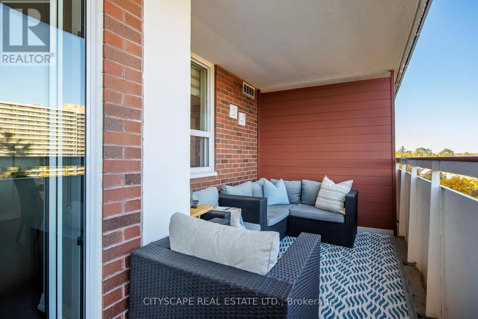 810 - 1 ROYAL ORCHARD BOULEVARD