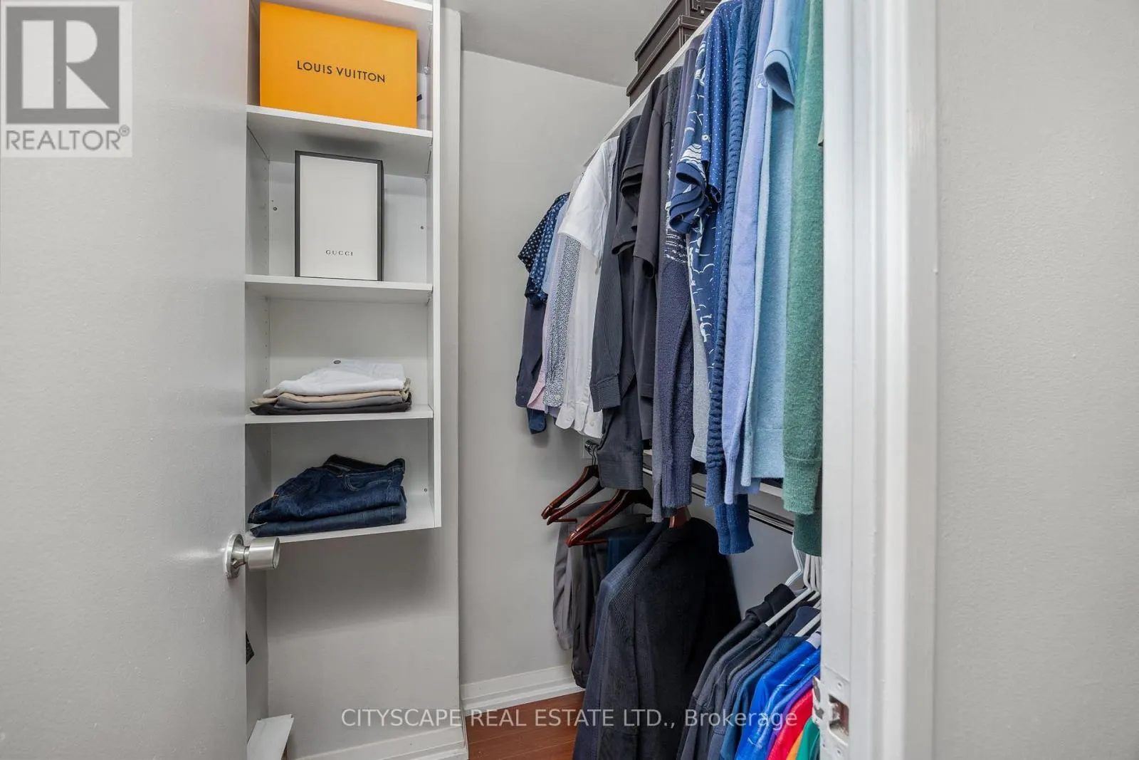 810 - 1 ROYAL ORCHARD BOULEVARD