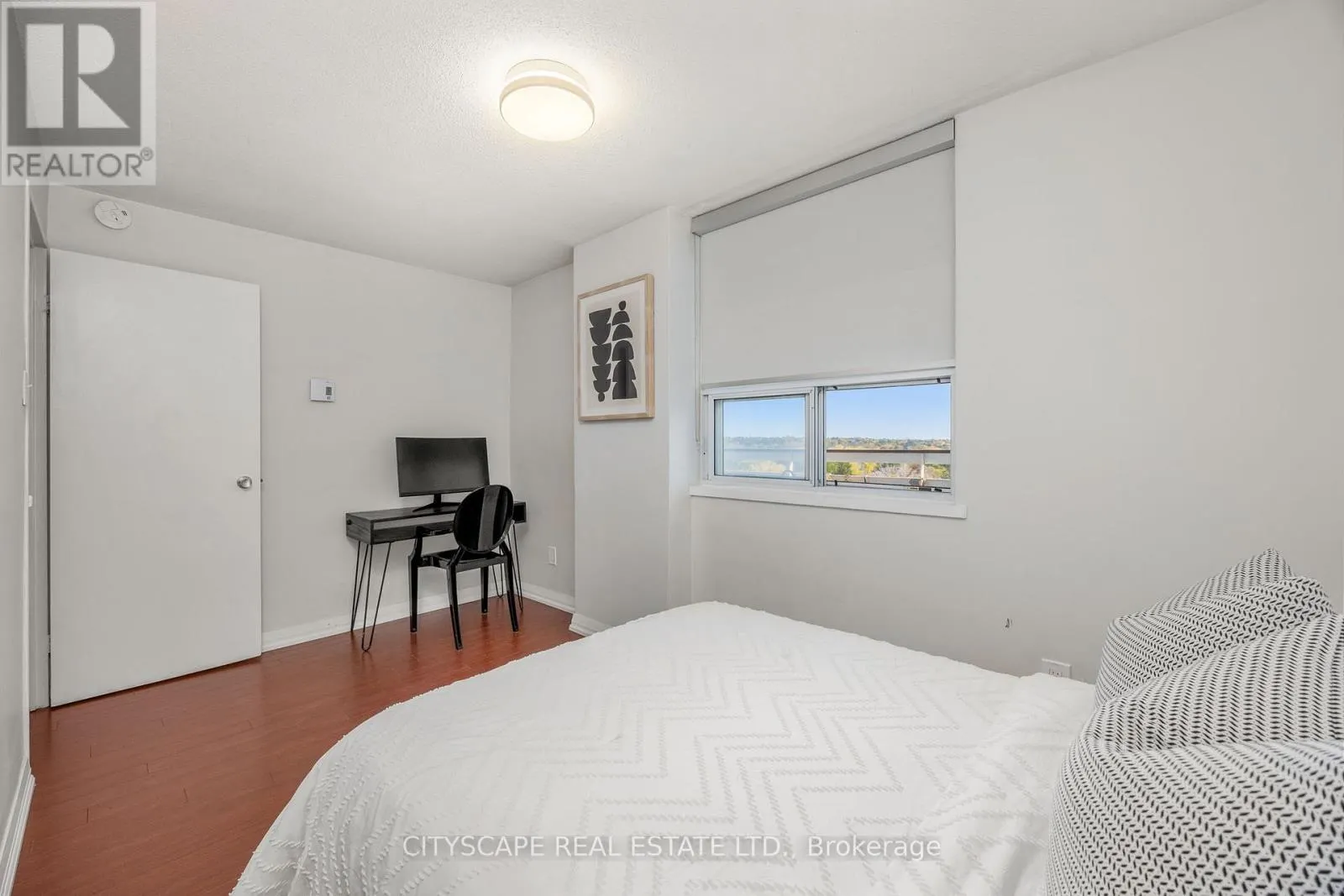 810 - 1 ROYAL ORCHARD BOULEVARD