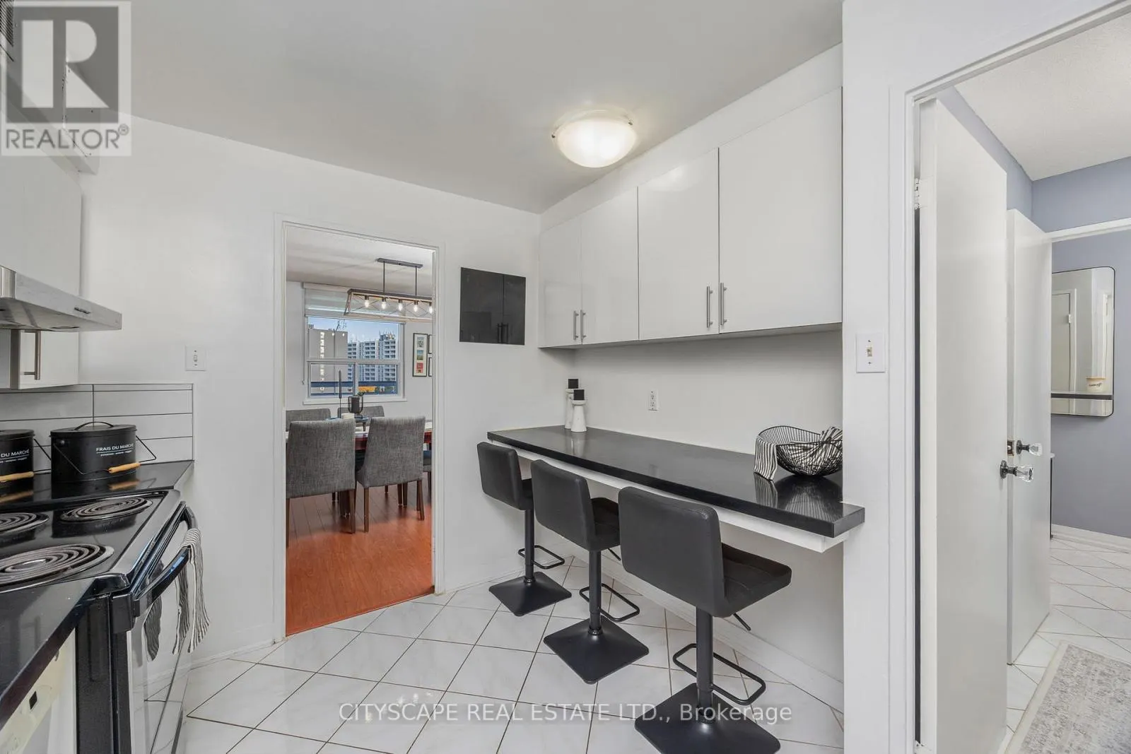 810 - 1 ROYAL ORCHARD BOULEVARD