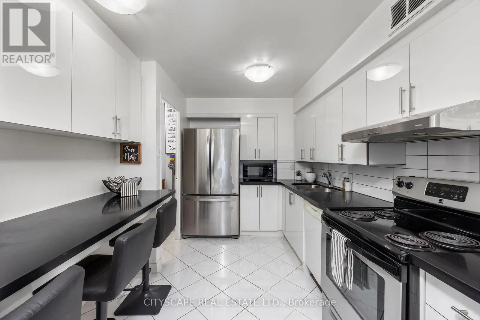 810 - 1 ROYAL ORCHARD BOULEVARD