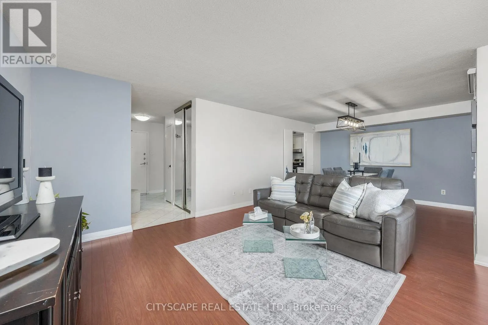 810 - 1 ROYAL ORCHARD BOULEVARD