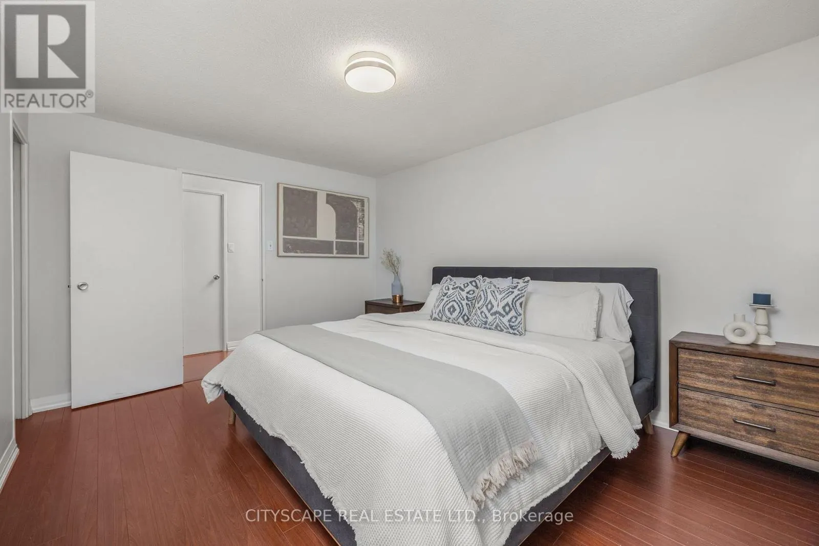 810 - 1 ROYAL ORCHARD BOULEVARD