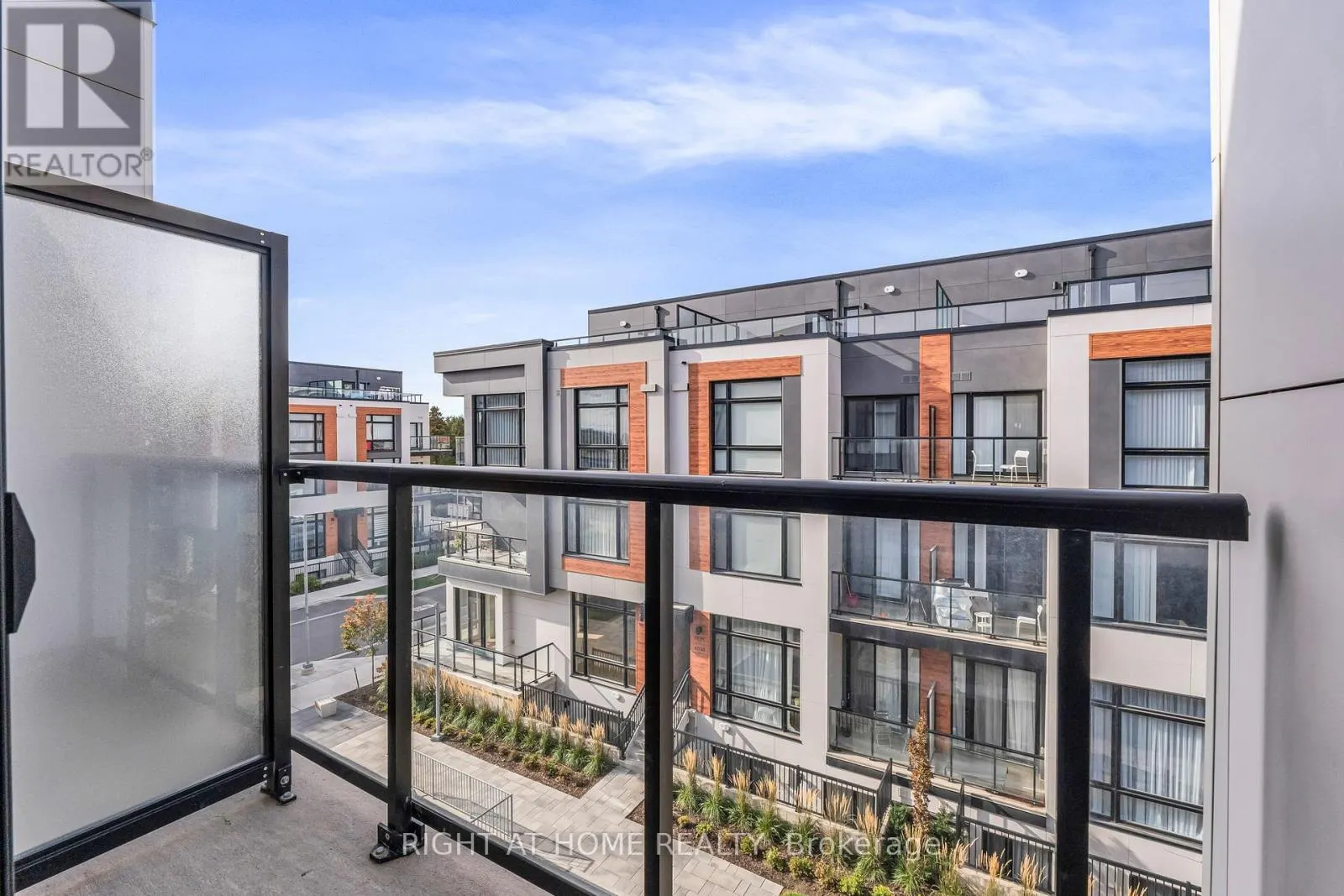 907 - 2 STECKLEY HOUSE LANE