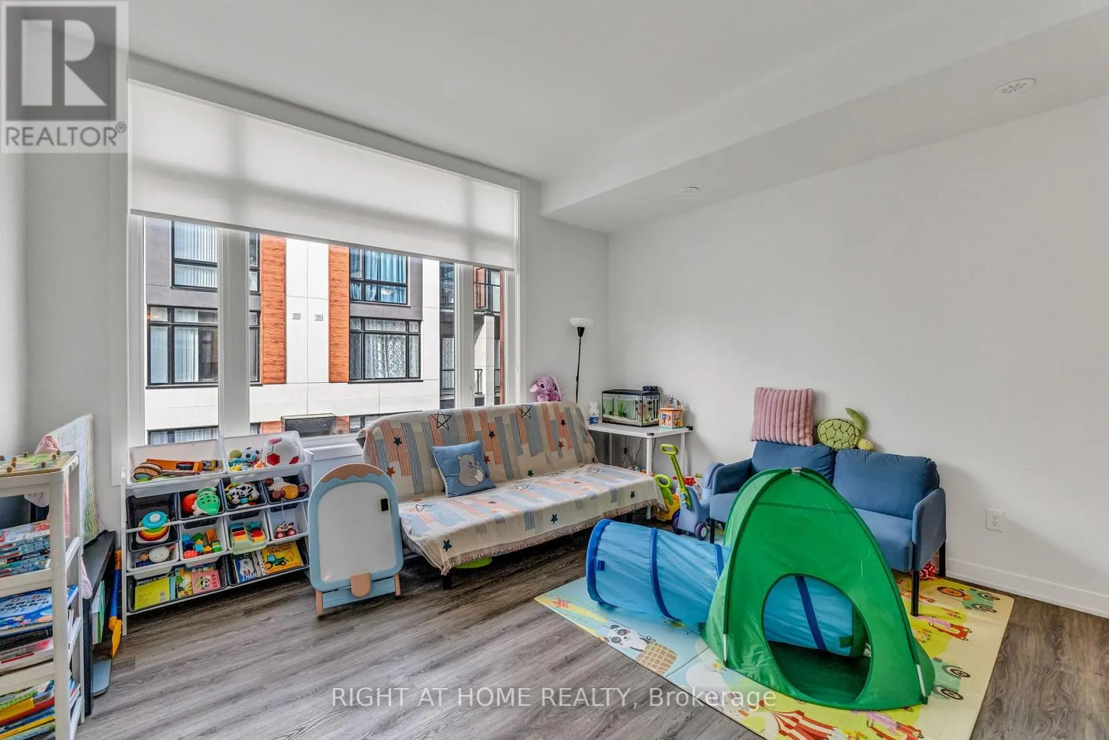 907 - 2 STECKLEY HOUSE LANE