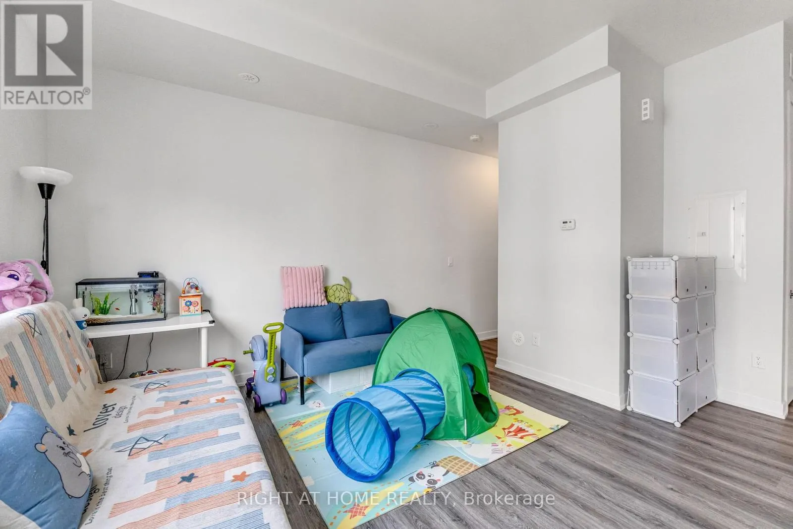 907 - 2 STECKLEY HOUSE LANE