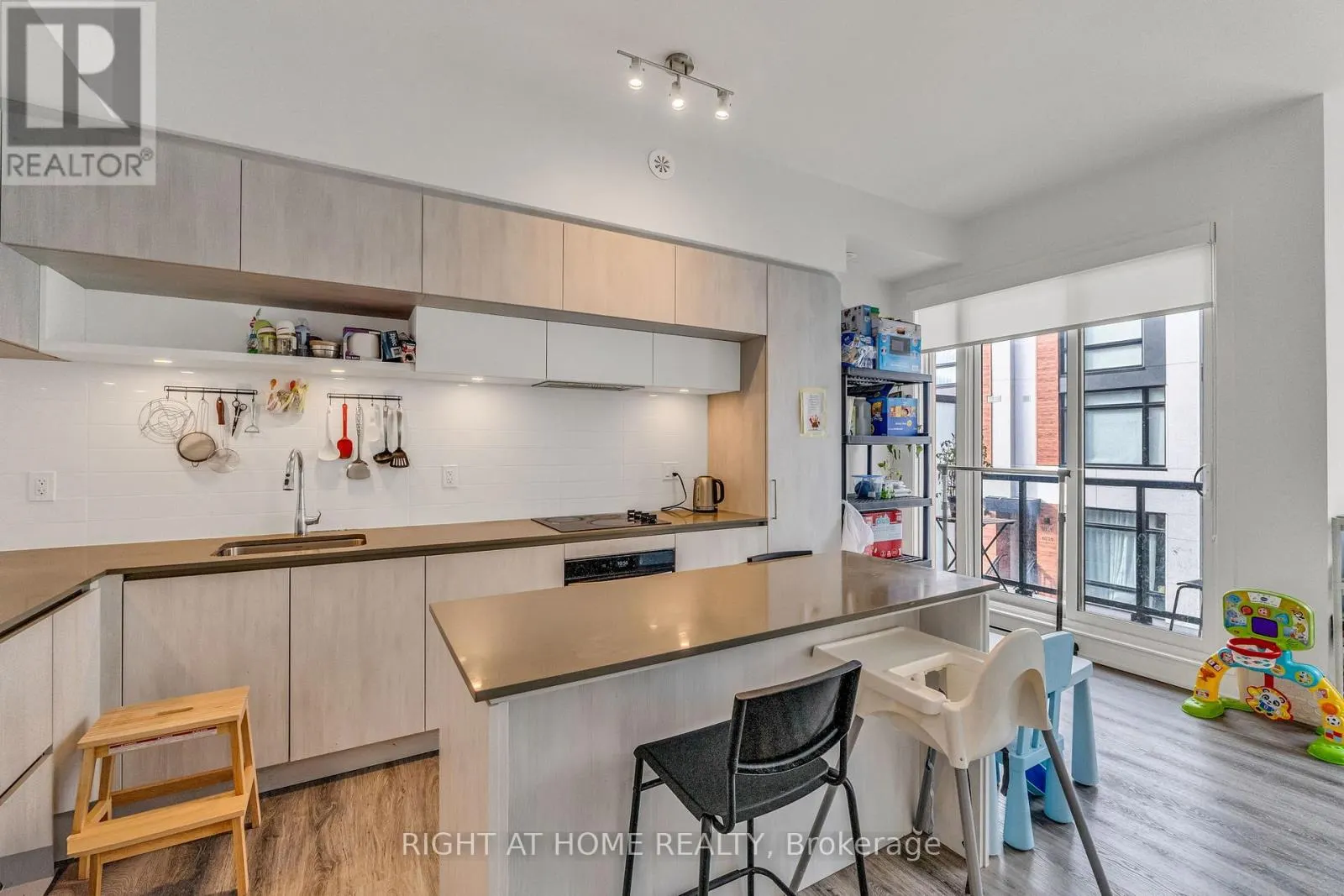 907 - 2 STECKLEY HOUSE LANE