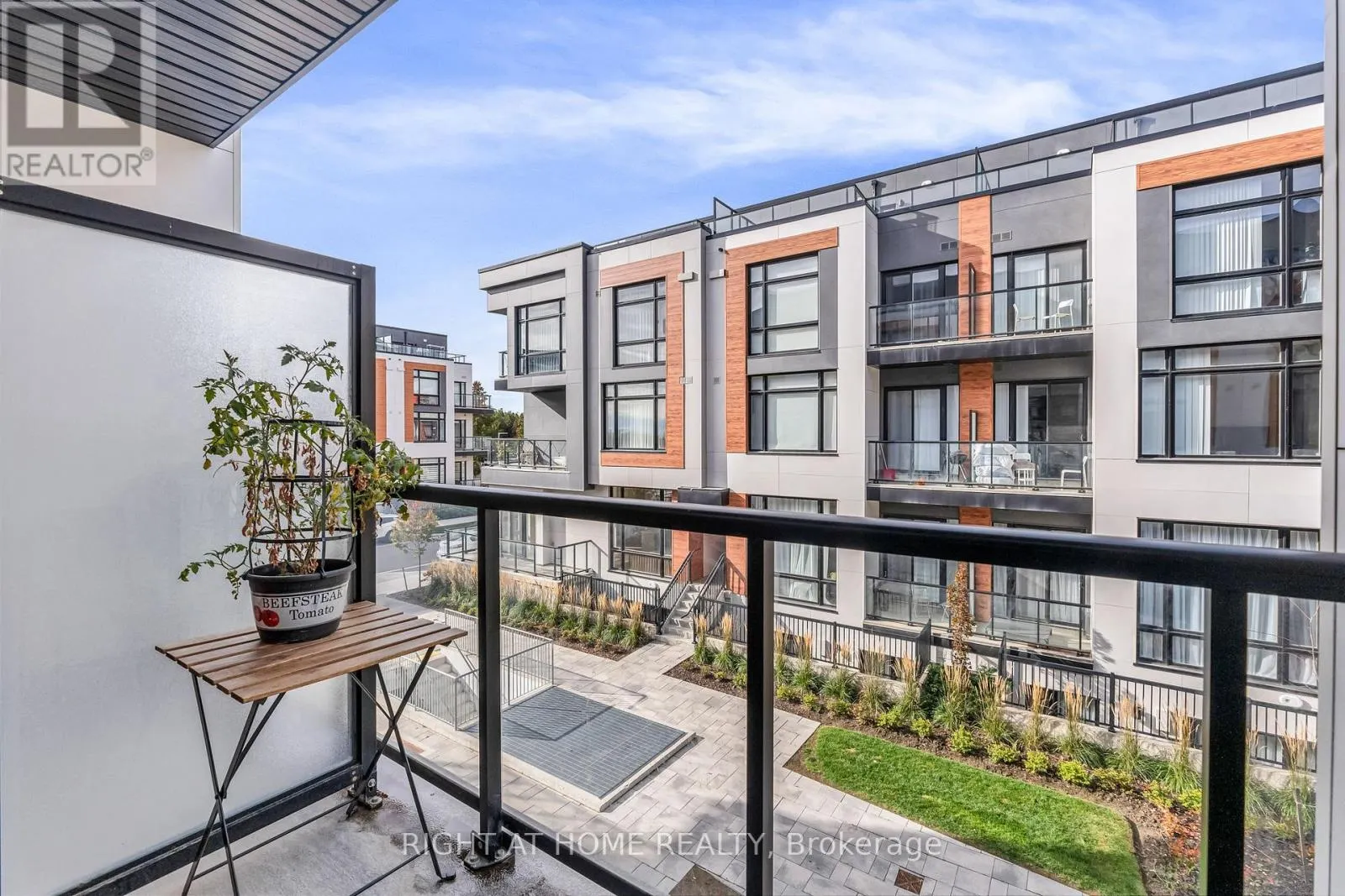 907 - 2 STECKLEY HOUSE LANE