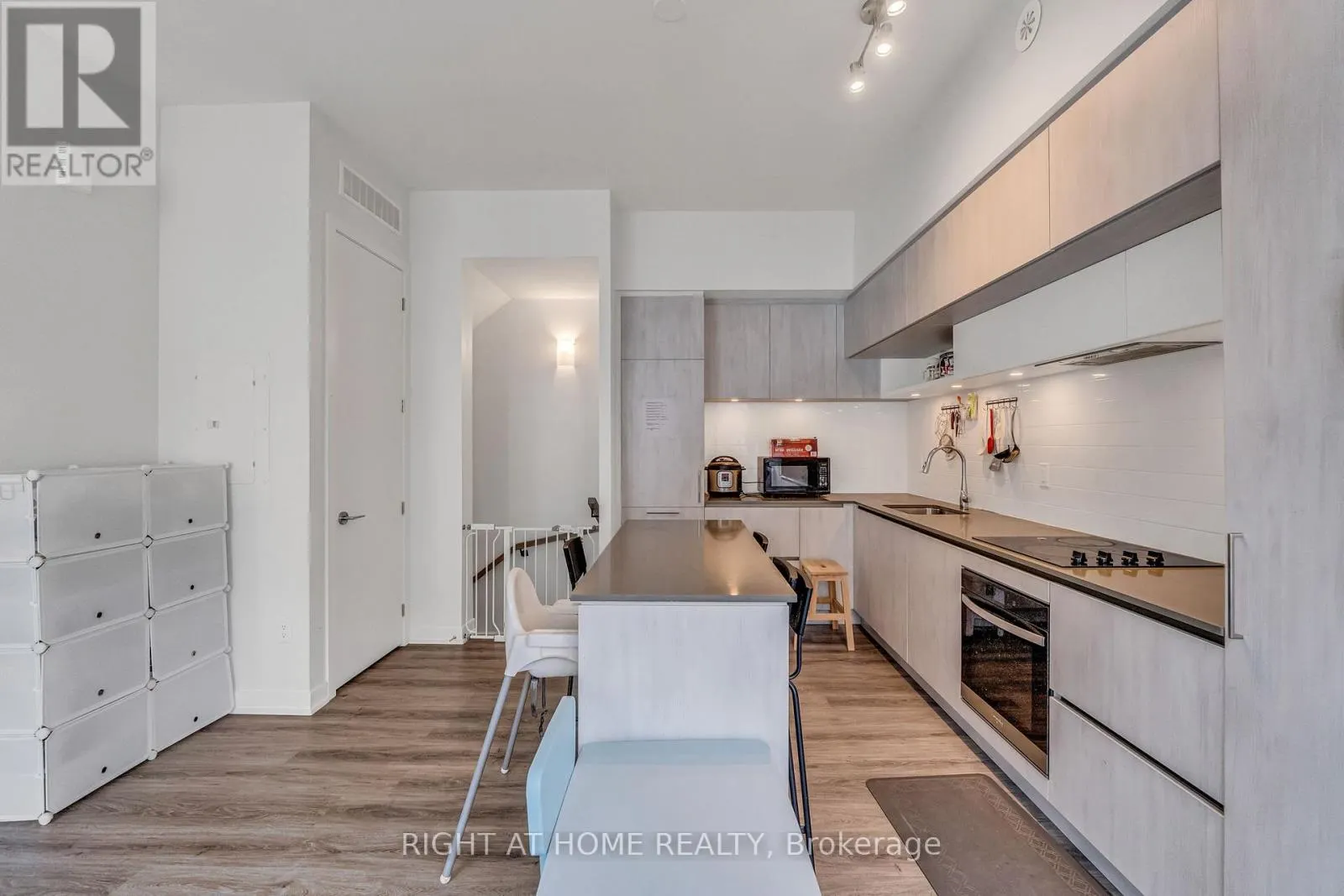 907 - 2 STECKLEY HOUSE LANE