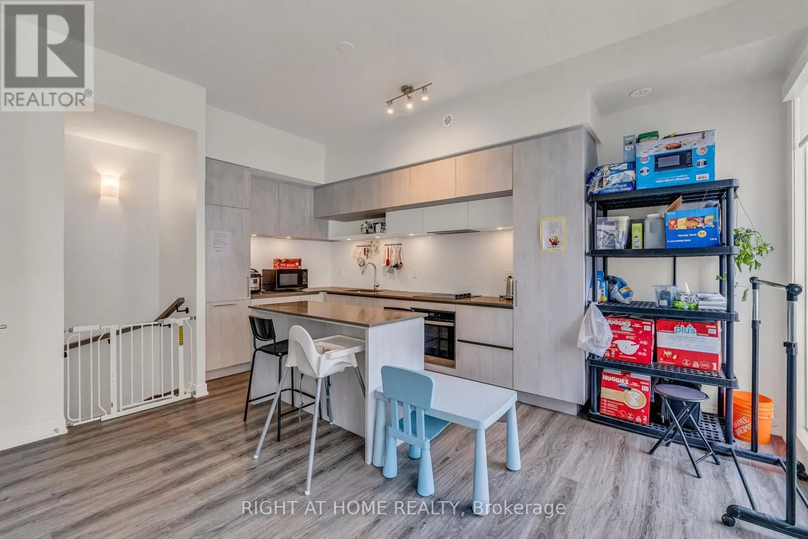 907 - 2 STECKLEY HOUSE LANE