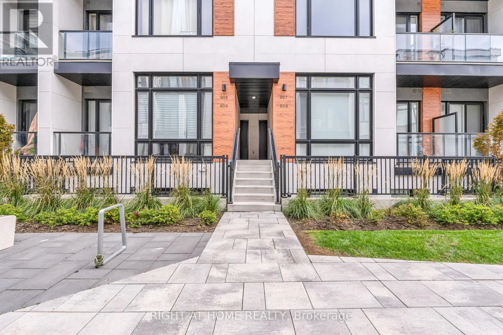 907 - 2 STECKLEY HOUSE LANE