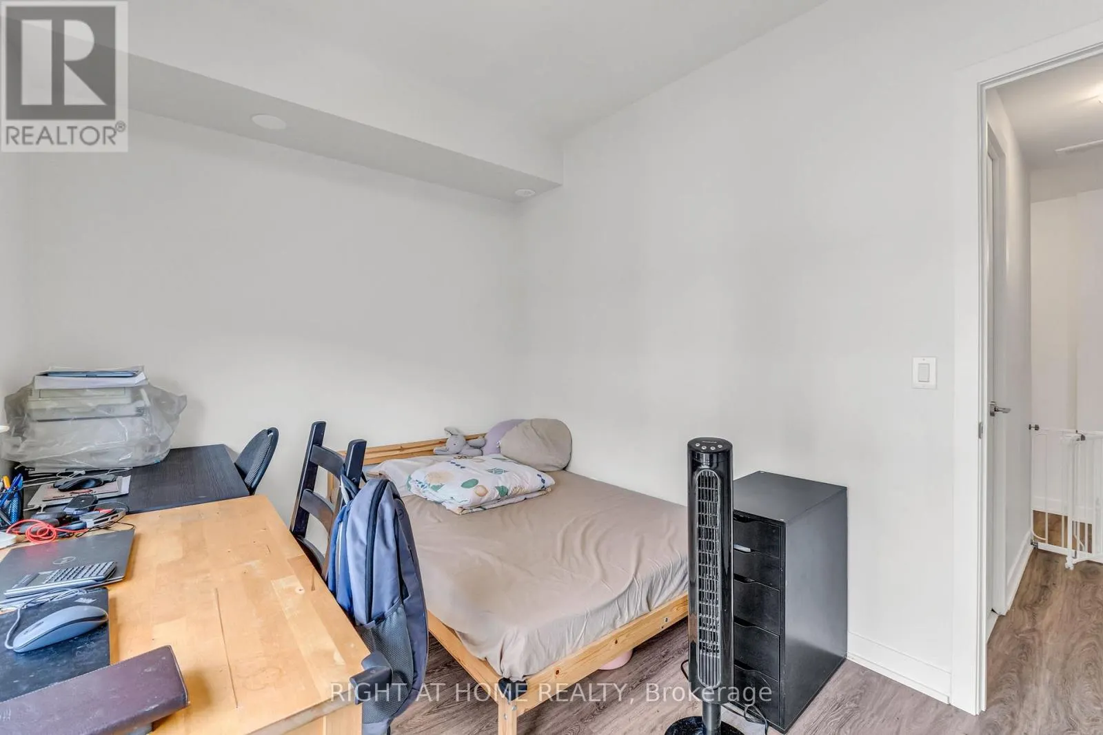 907 - 2 STECKLEY HOUSE LANE