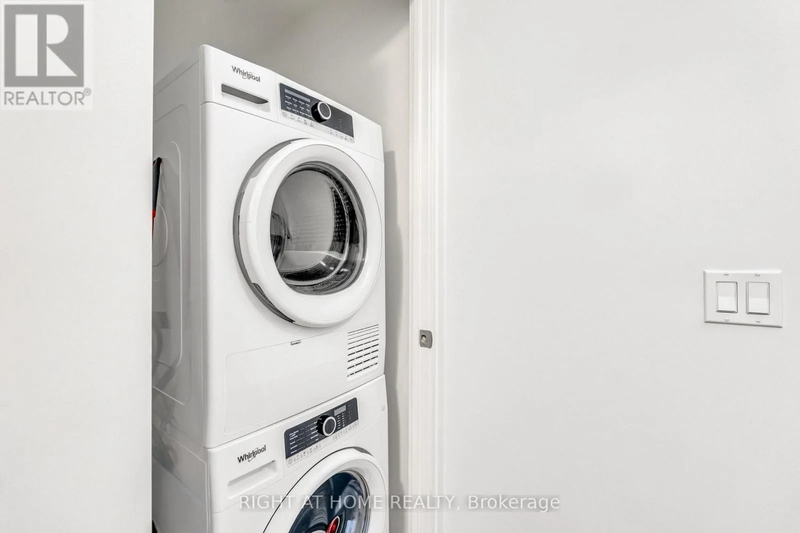 907 - 2 STECKLEY HOUSE LANE