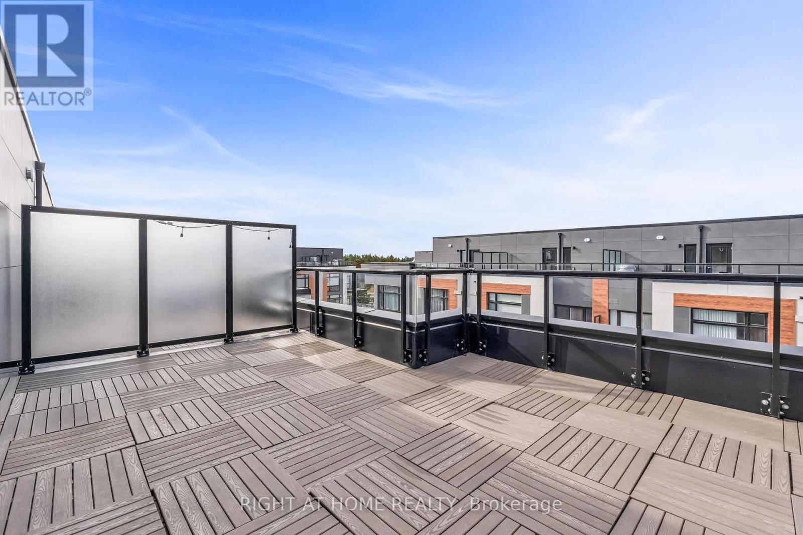 907 - 2 STECKLEY HOUSE LANE