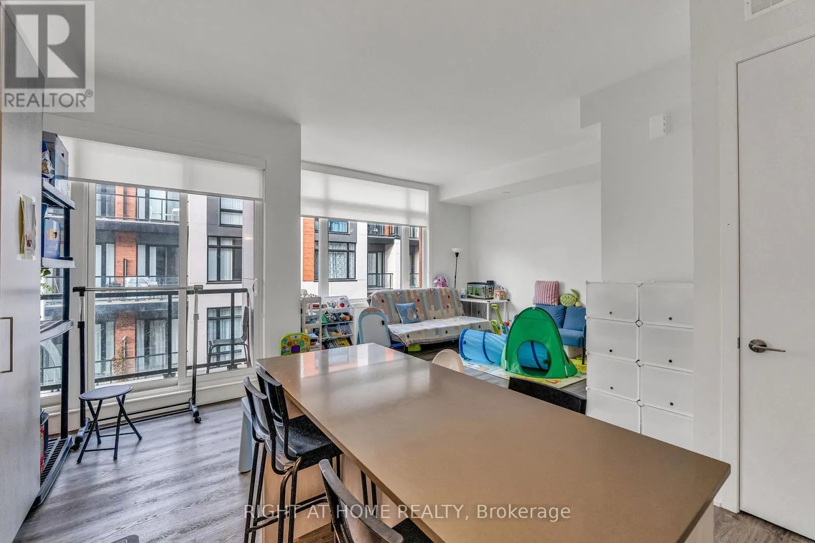 907 - 2 STECKLEY HOUSE LANE