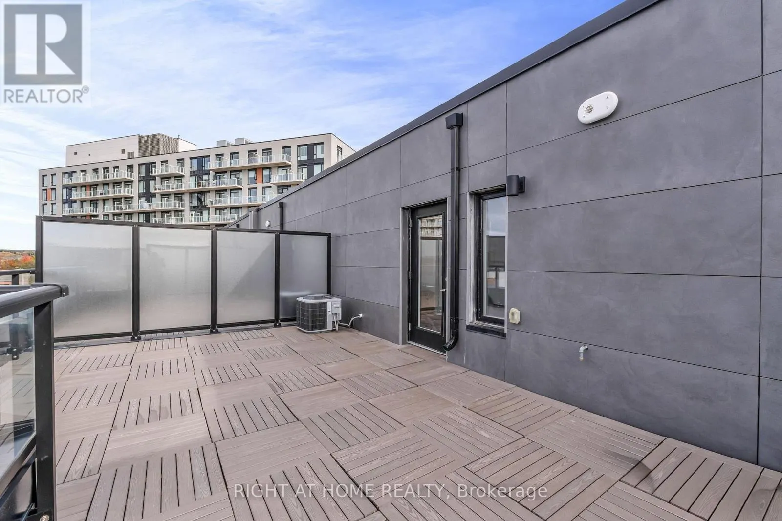 907 - 2 STECKLEY HOUSE LANE