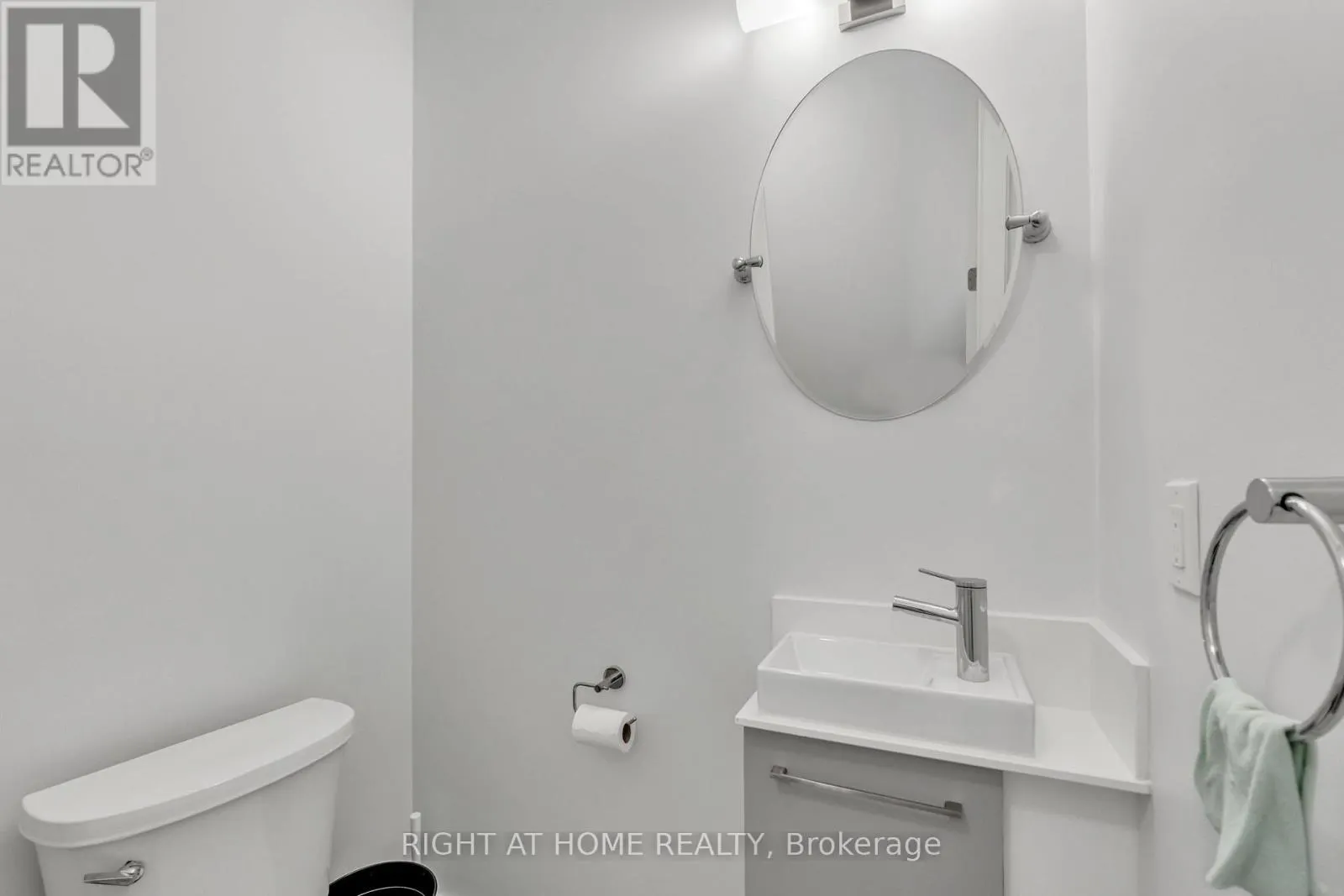 907 - 2 STECKLEY HOUSE LANE