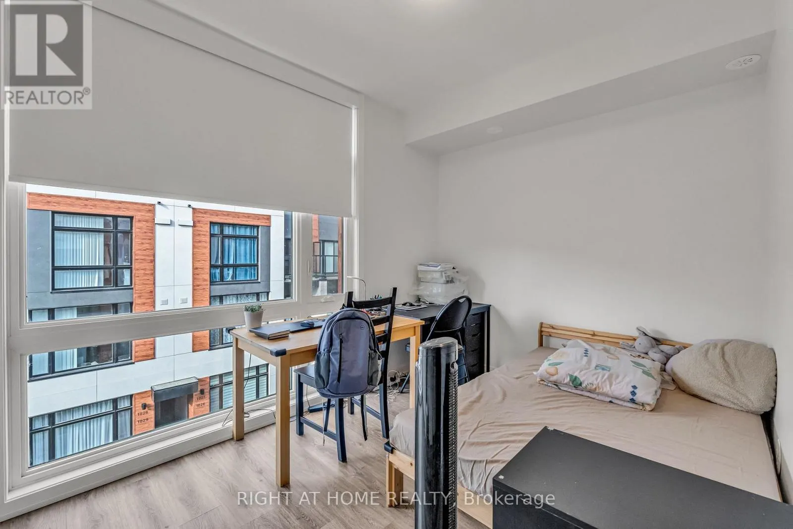 907 - 2 STECKLEY HOUSE LANE