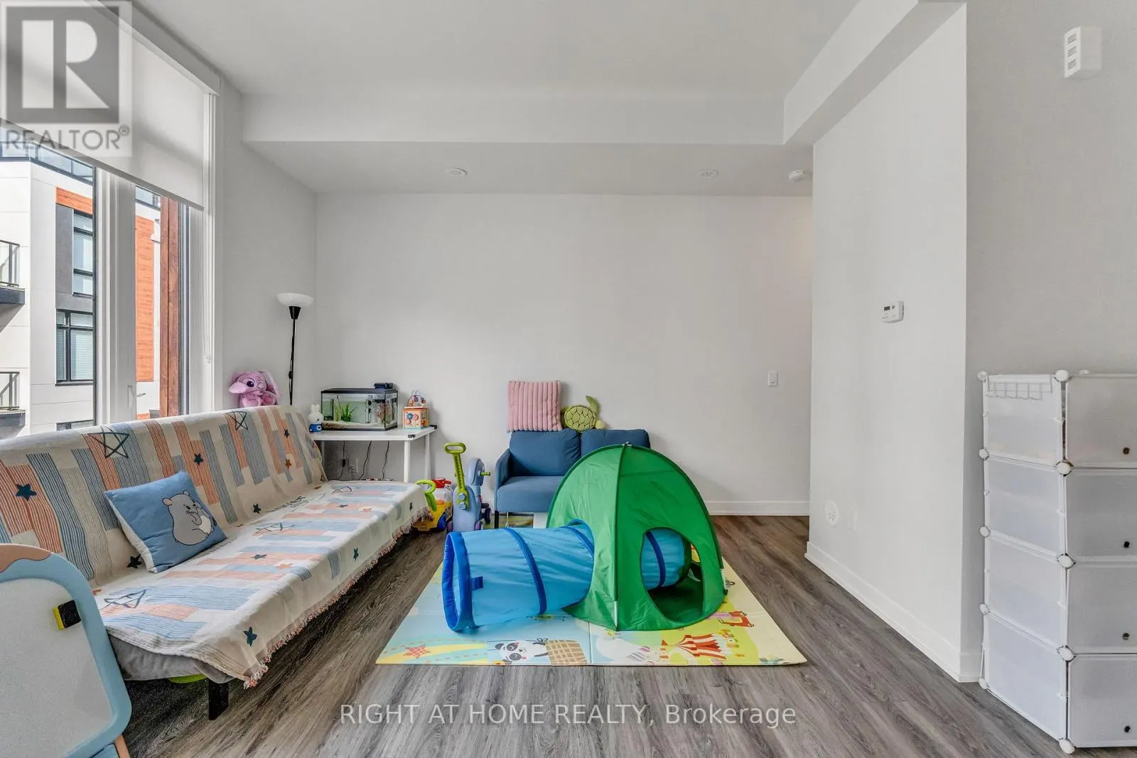 907 - 2 STECKLEY HOUSE LANE