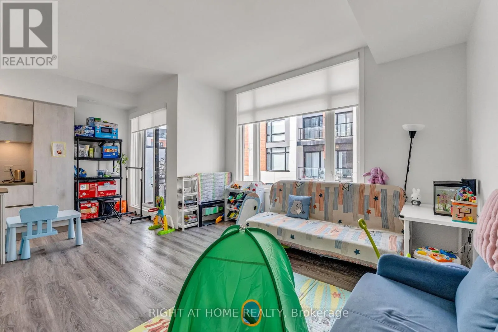 907 - 2 STECKLEY HOUSE LANE