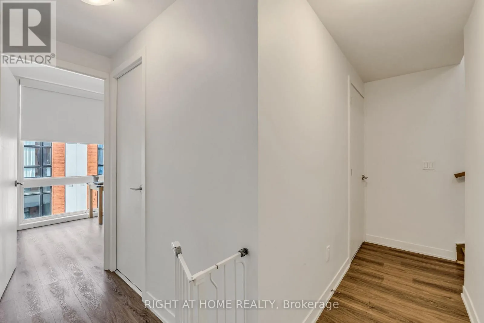 907 - 2 STECKLEY HOUSE LANE