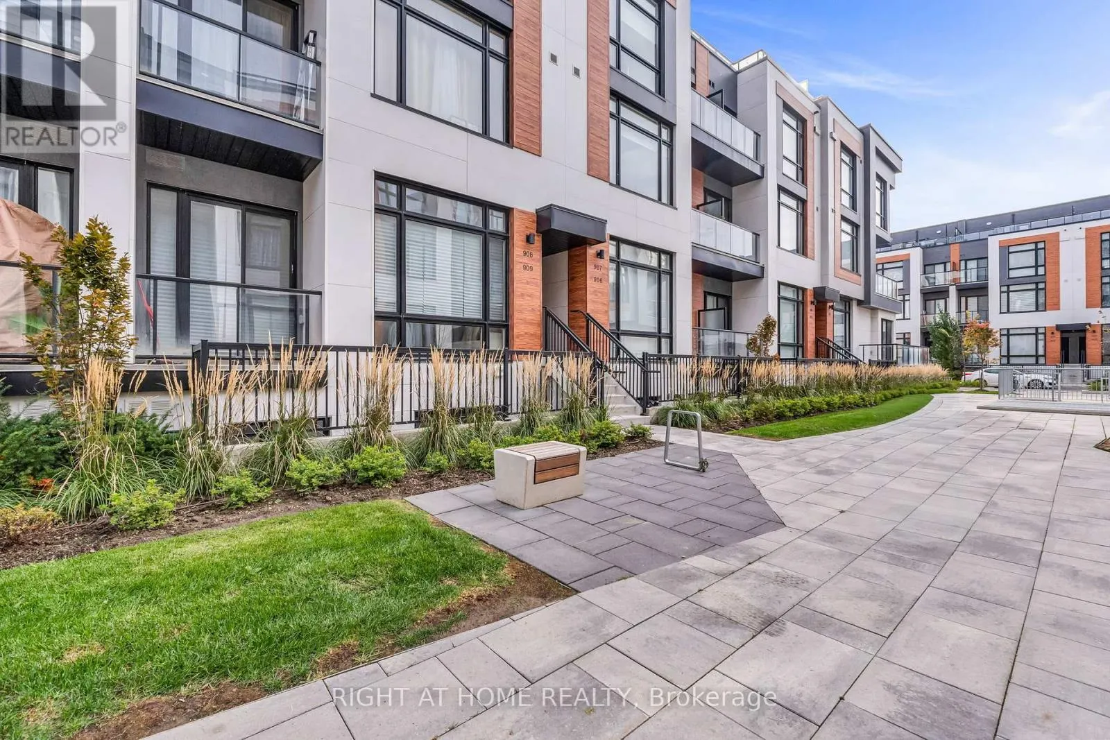 907 - 2 STECKLEY HOUSE LANE