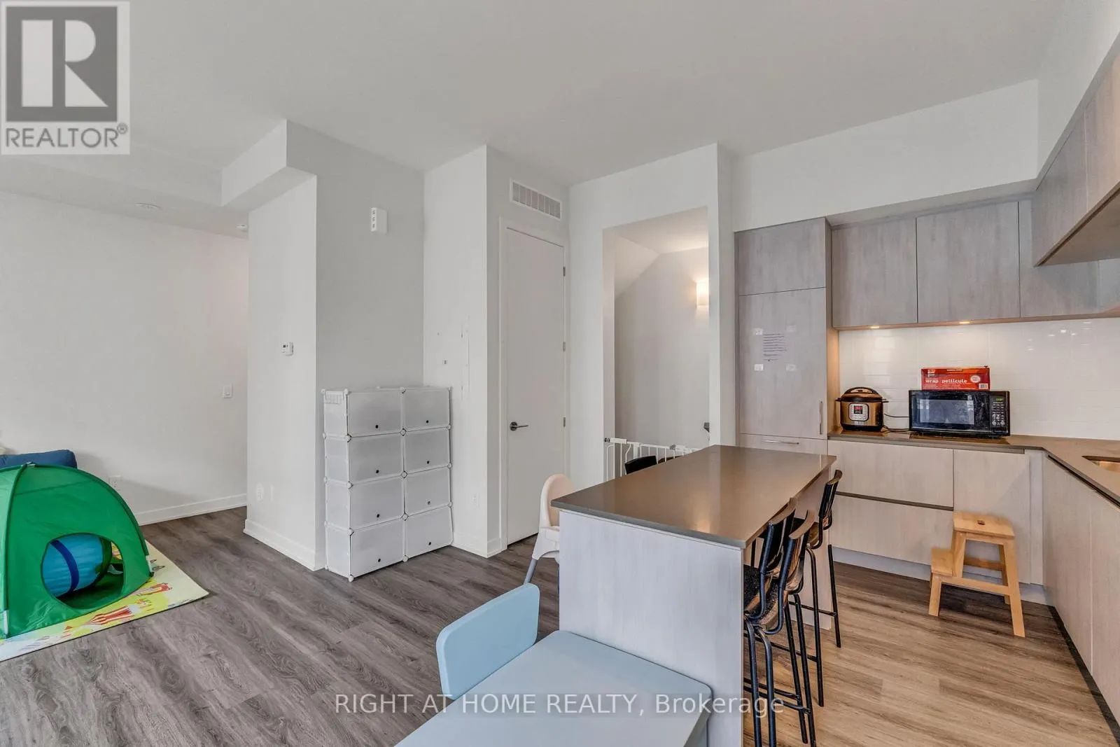 907 - 2 STECKLEY HOUSE LANE