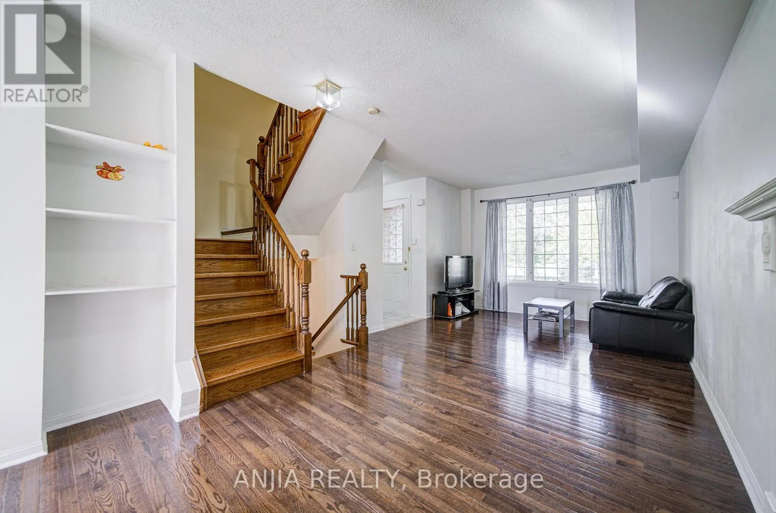 81 WHITE'S HILL AVENUE