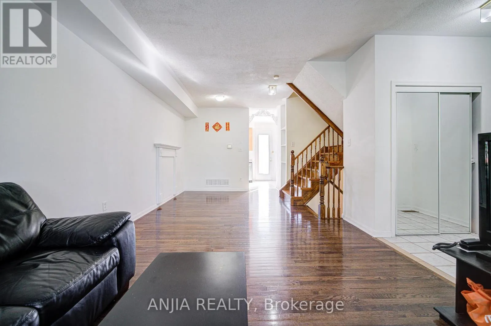 81 WHITE'S HILL AVENUE