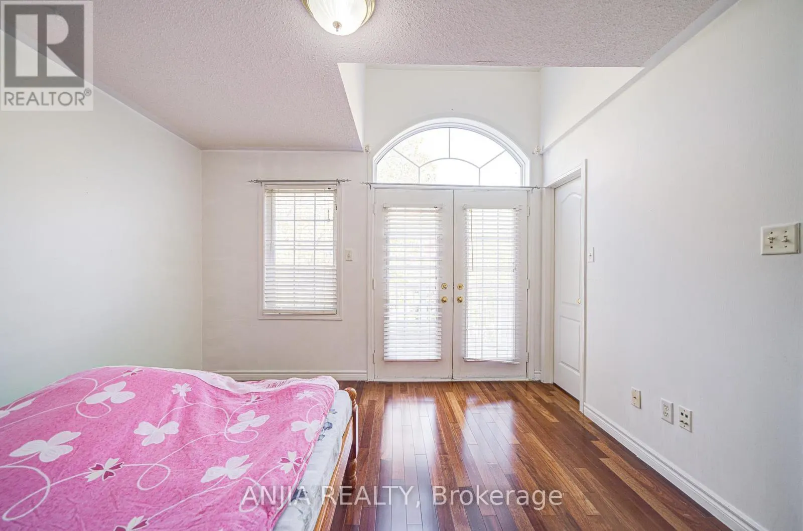 81 WHITE'S HILL AVENUE