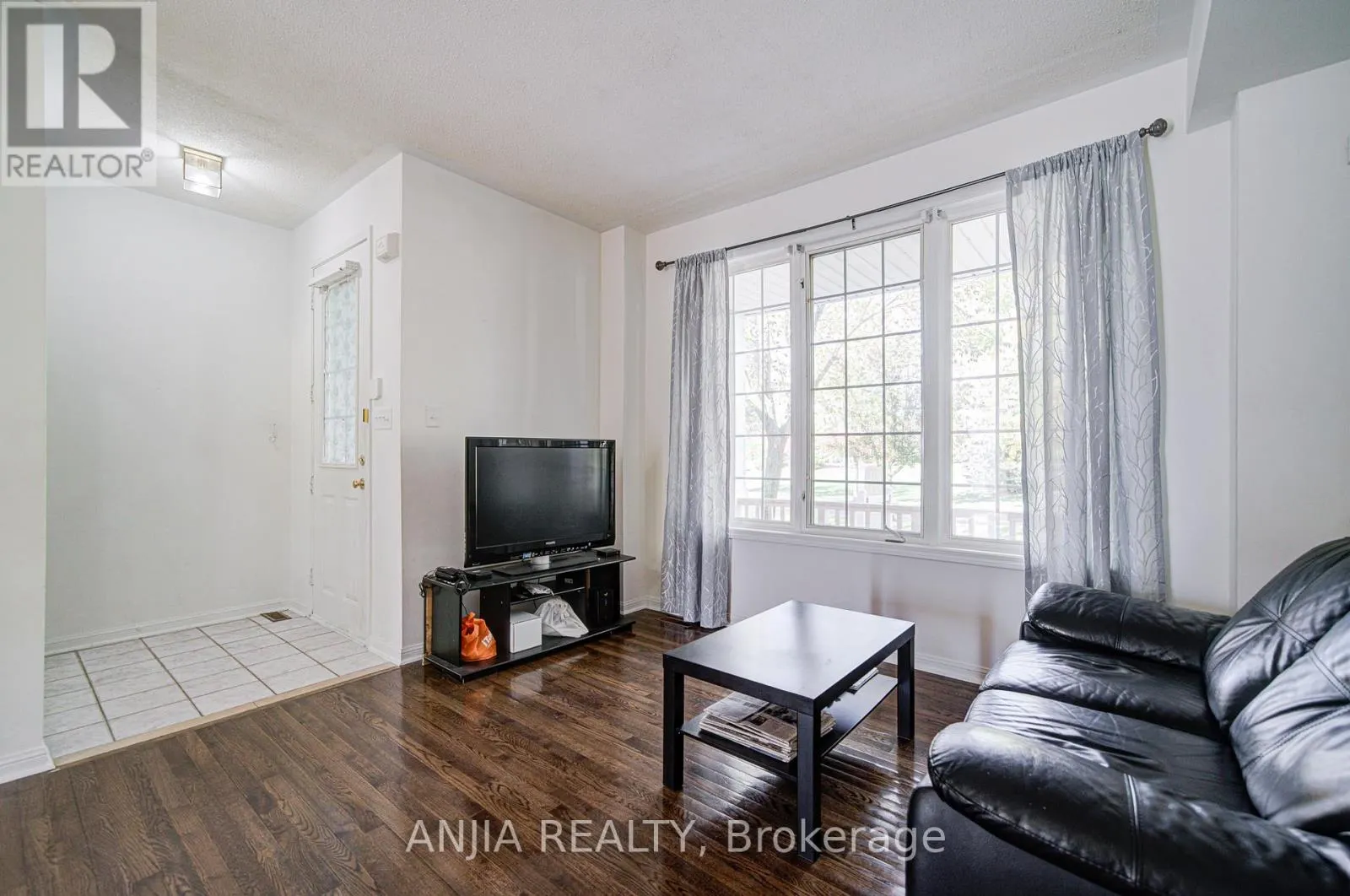 81 WHITE'S HILL AVENUE