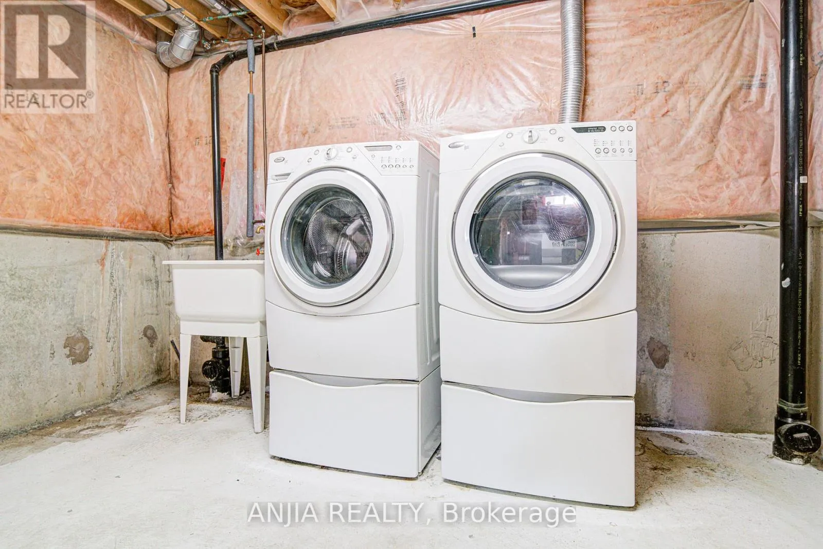 81 WHITE'S HILL AVENUE