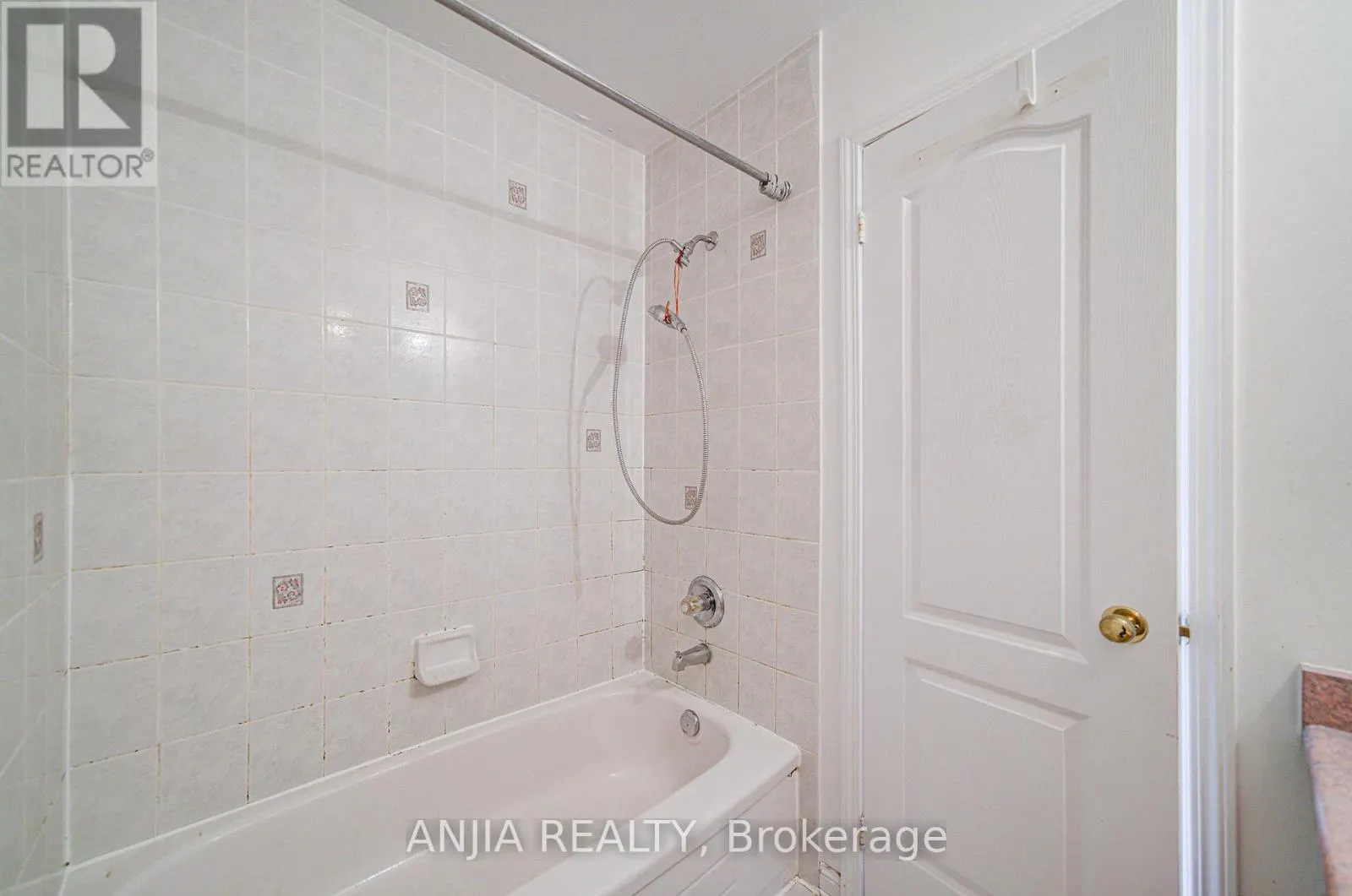 81 WHITE'S HILL AVENUE