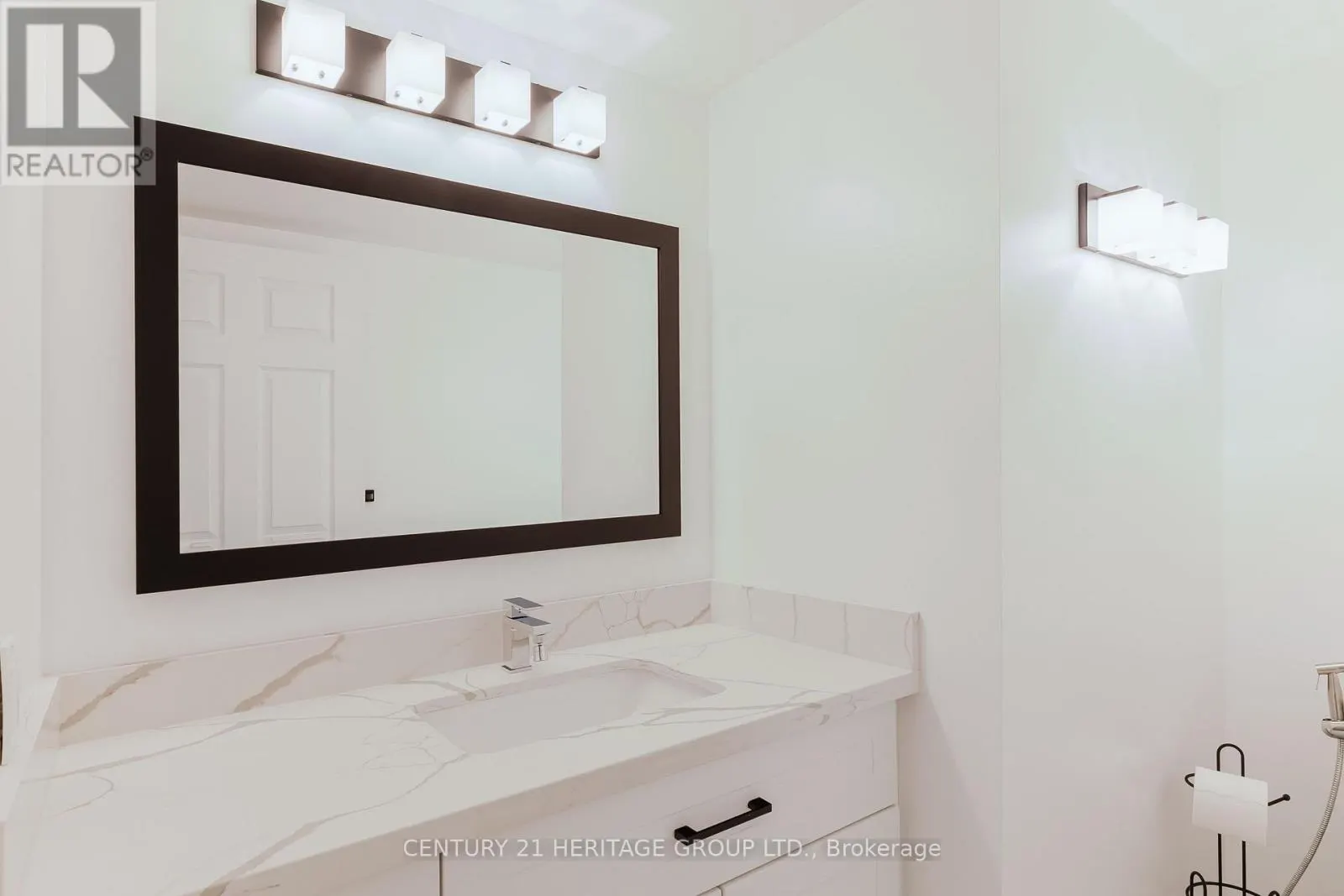 203 - 40 HARDING BLVD BOULEVARD W