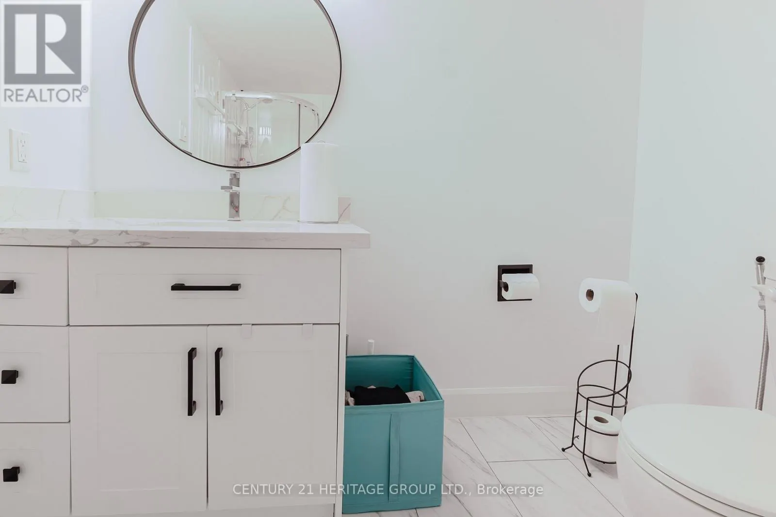 203 - 40 HARDING BLVD BOULEVARD W