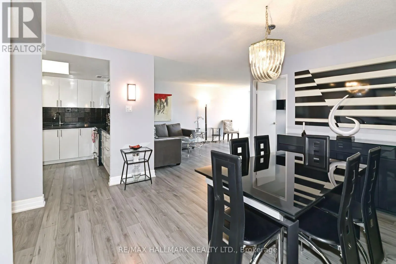 808 - 7601 BATHURST STREET