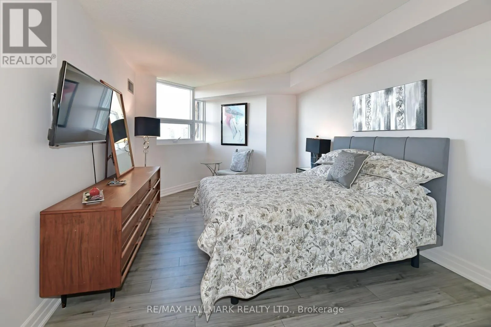 808 - 7601 BATHURST STREET