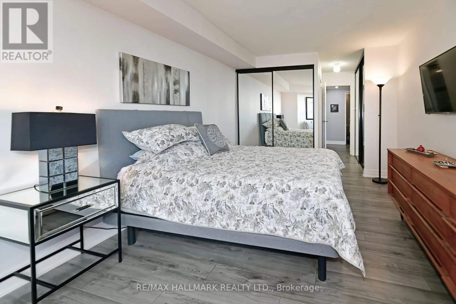 808 - 7601 BATHURST STREET