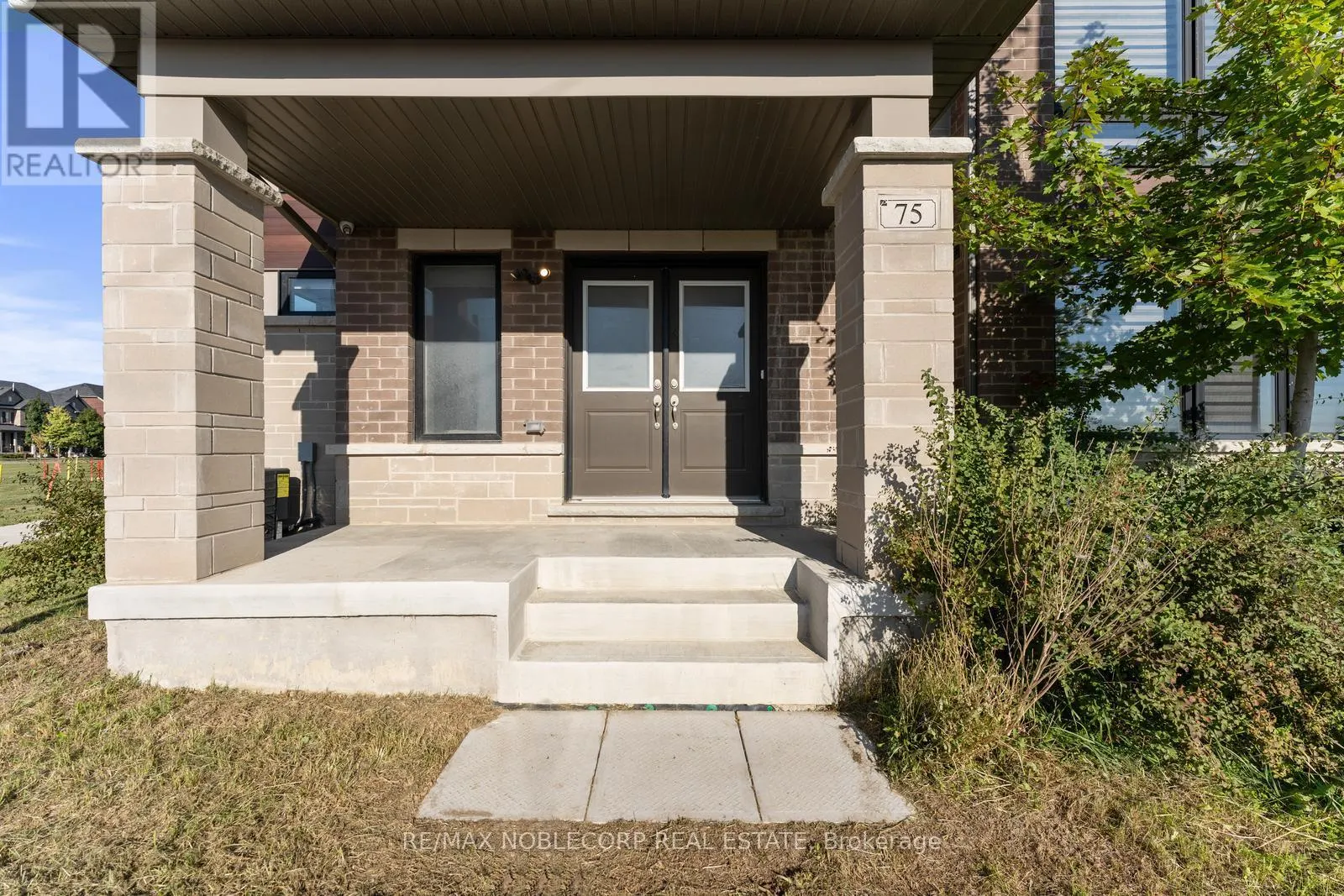 75 HOLYROOD CRESCENT