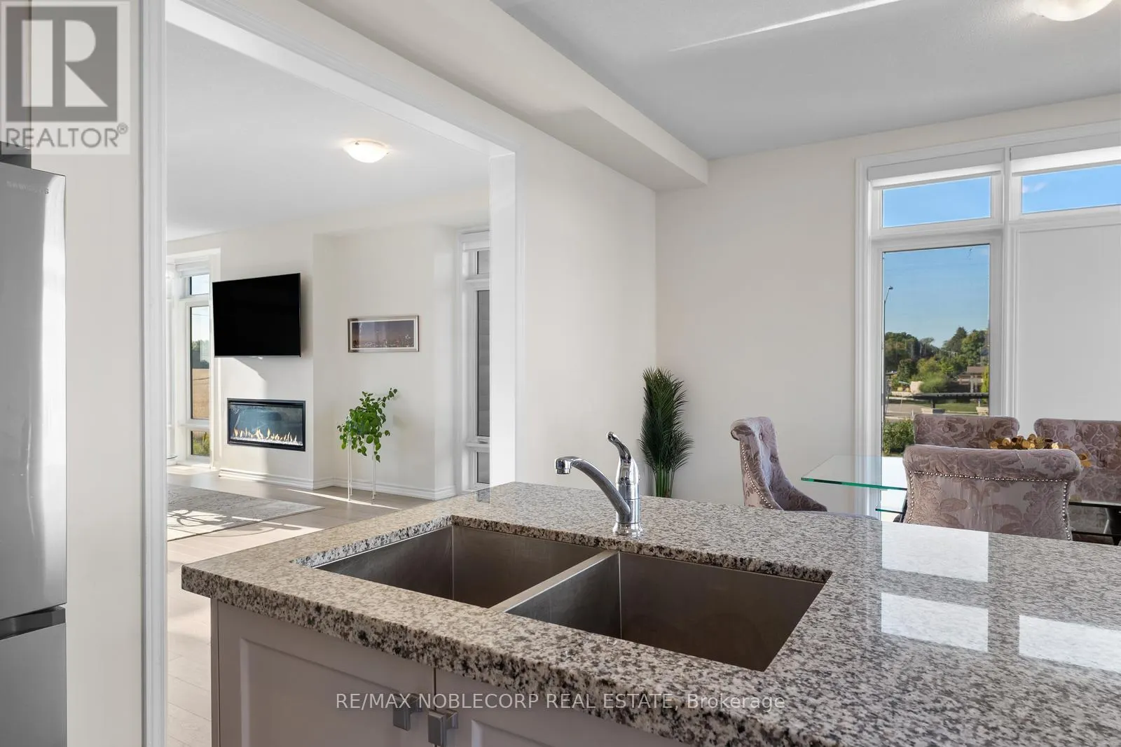 75 HOLYROOD CRESCENT