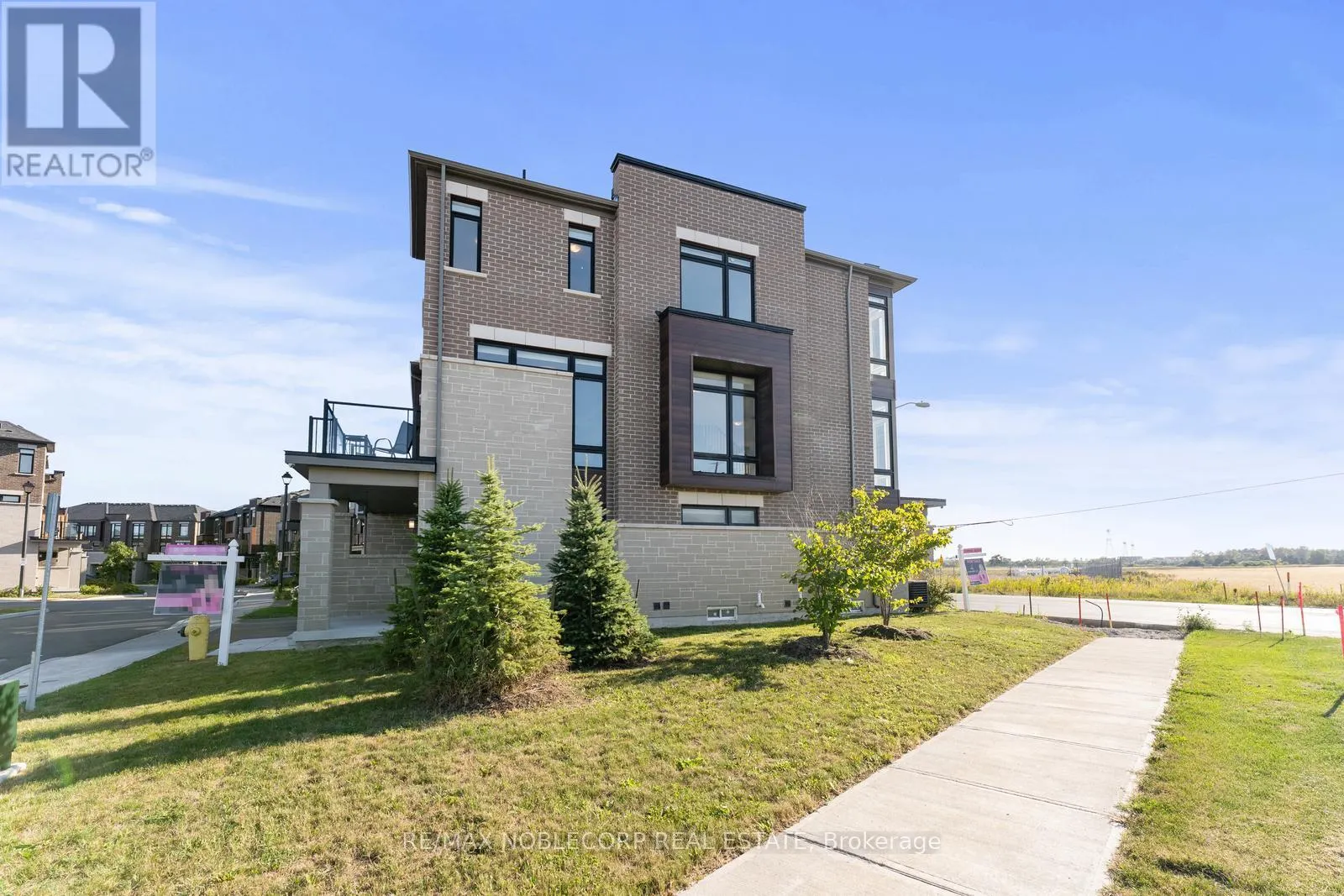 75 HOLYROOD CRESCENT