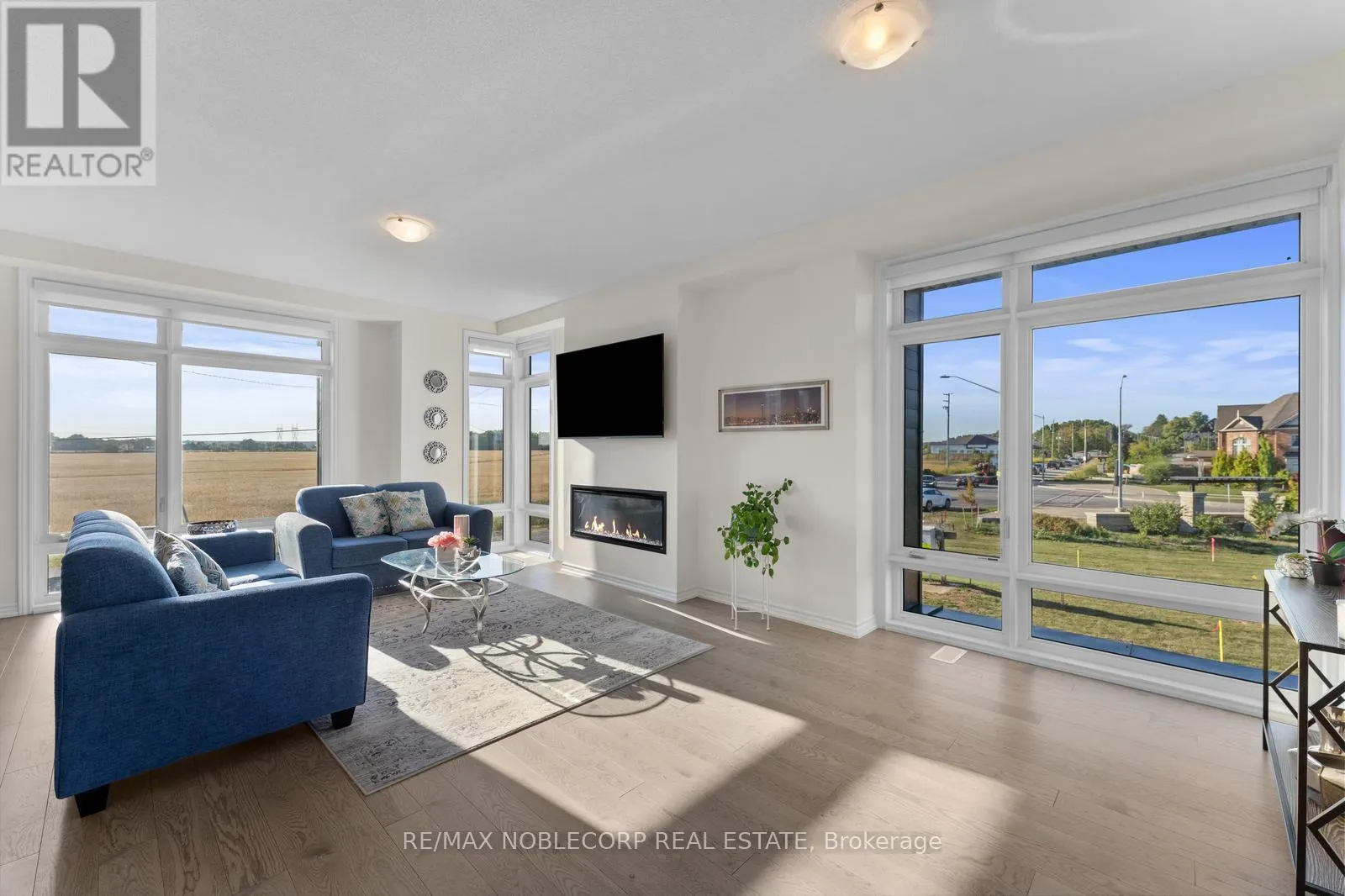 75 HOLYROOD CRESCENT