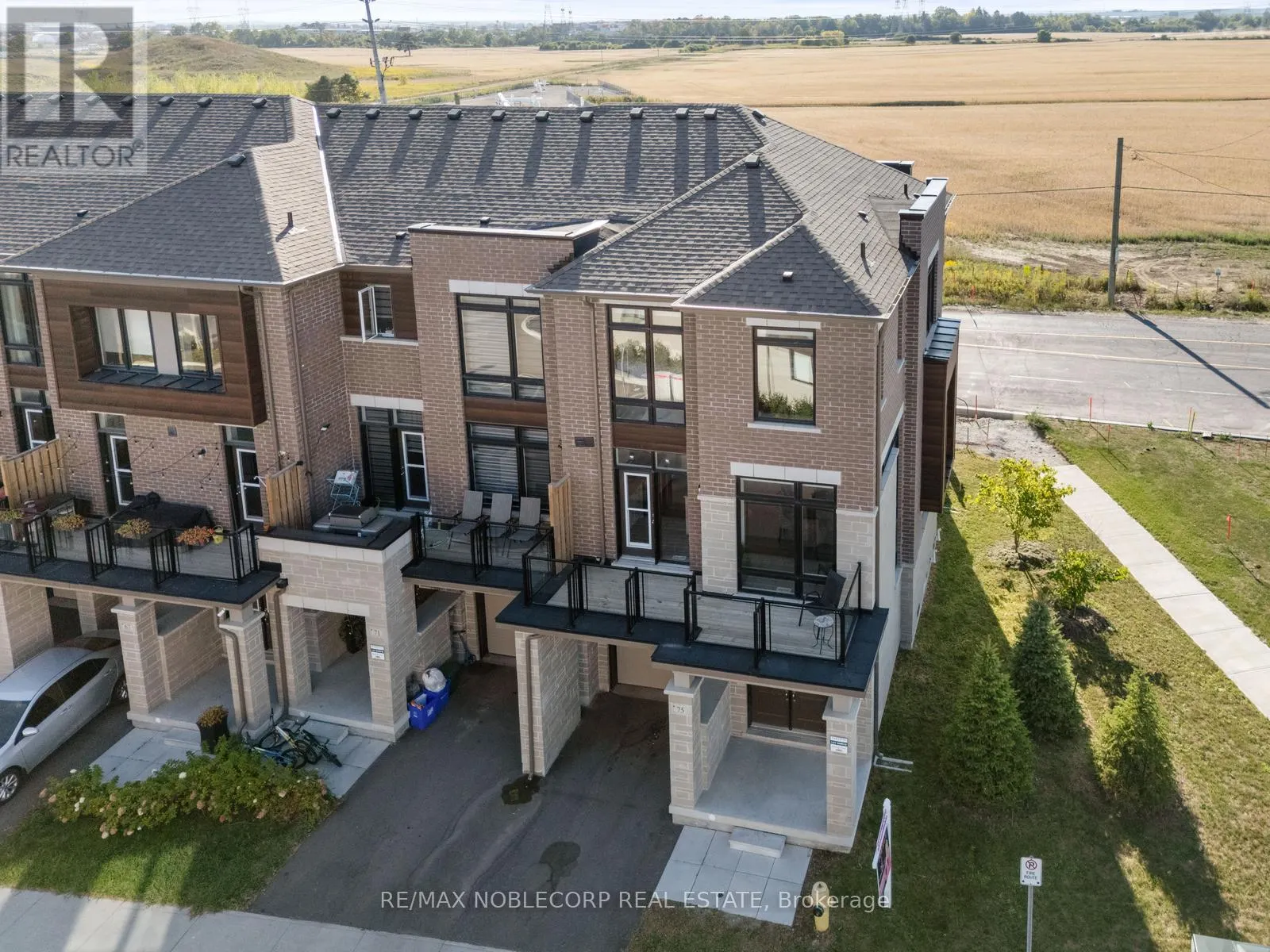 75 HOLYROOD CRESCENT